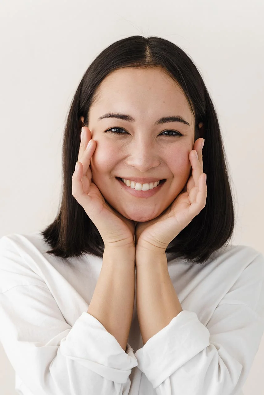 surprised-excited-woman-on-a-green-background-che-2023-11-27-04-56-11-utc.jpg